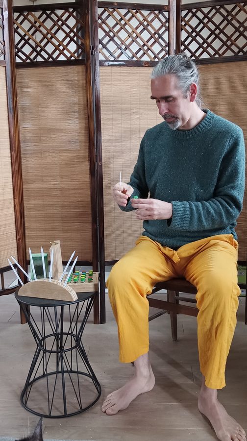 Anthony Chassier avec son coffret d'huiles essentielles